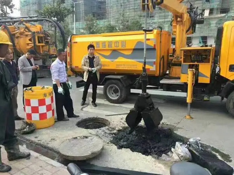 阿合奇街道：网格员化身“清道夫”，为民解忧疏通“堵心”化粪池