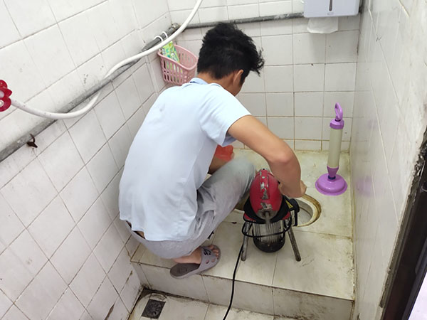阿合奇肥皂掉到马桶里把马桶堵住了怎么办？马桶堵住了怎么办