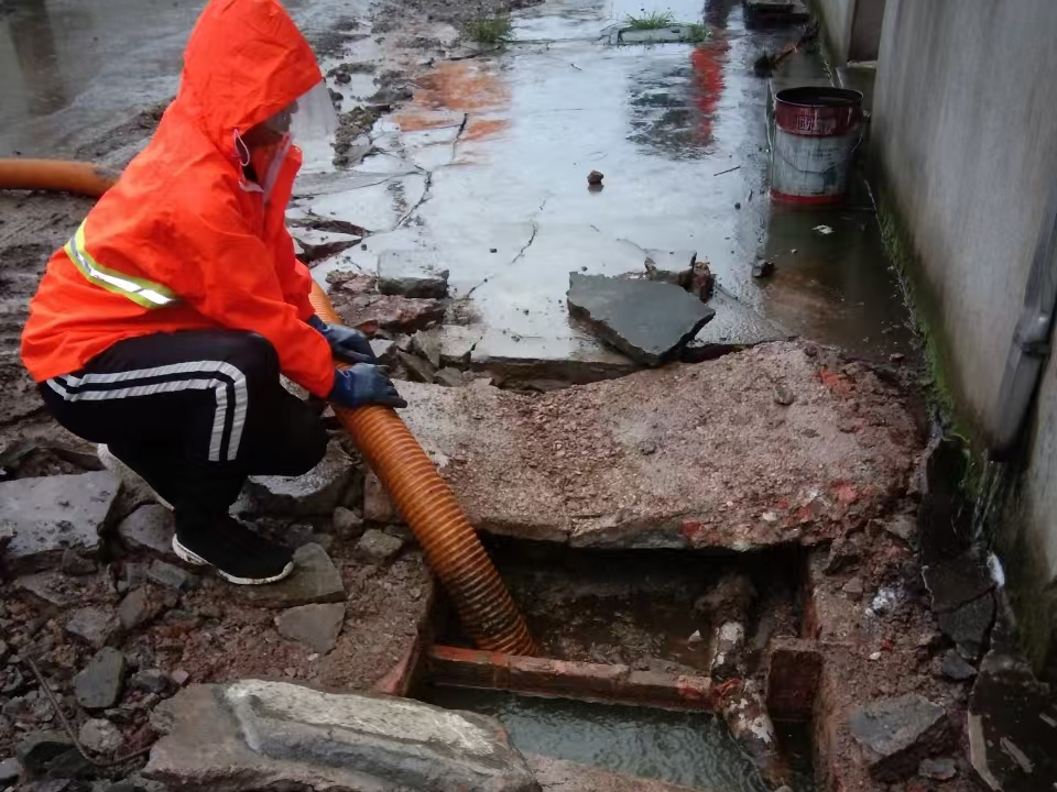 阿合奇专业清理污水池 炜誉市政以规范流程守护城市 “肠道”