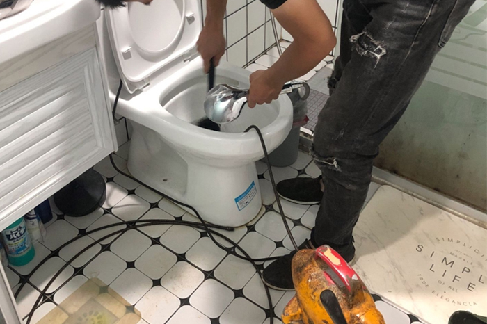 阿合奇马桶堵塞自己疏通还是找师傅？专业上门服务让你省时更省心