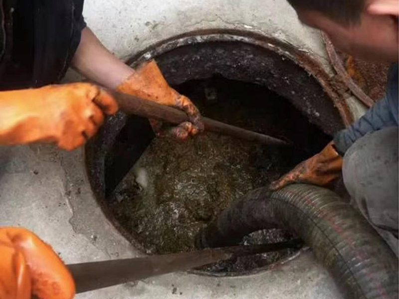 阿合奇清理化粪池时如何避免沼气的危害？